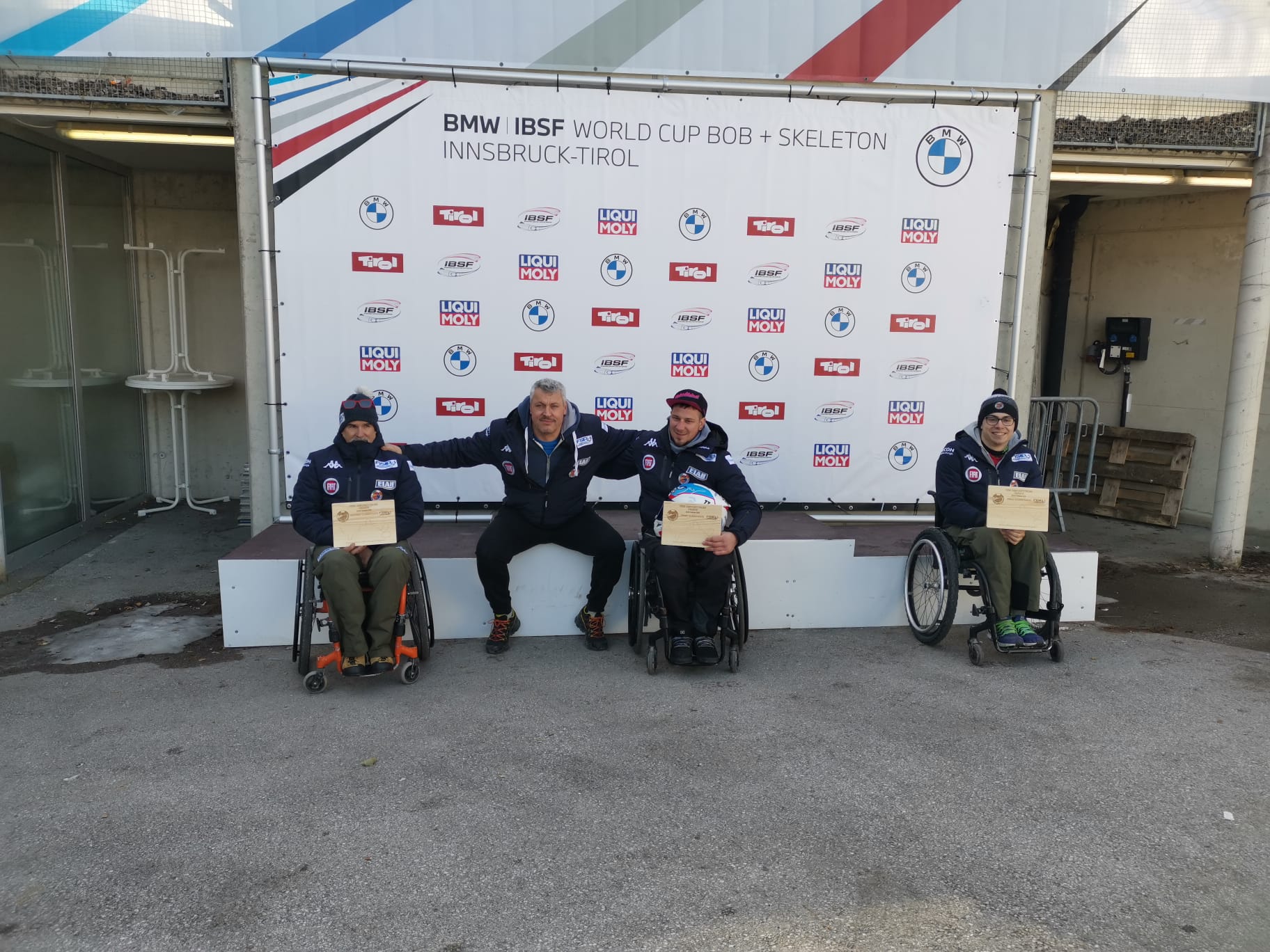 2023 02 24 Il podio dei Campionati Italiani di bob paralimpico i tre atleti assieme al tecnico Loris Ottaviani
