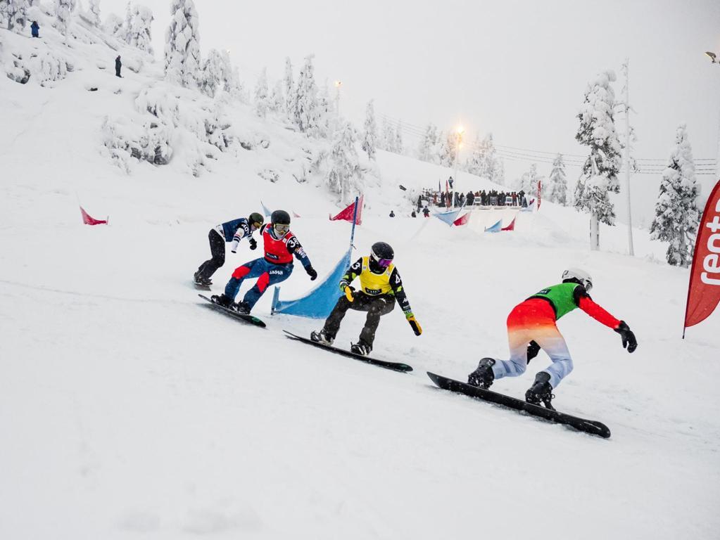 Una foto di una tappa di Coppa del Mondo di snowboard cross FILEminimizer