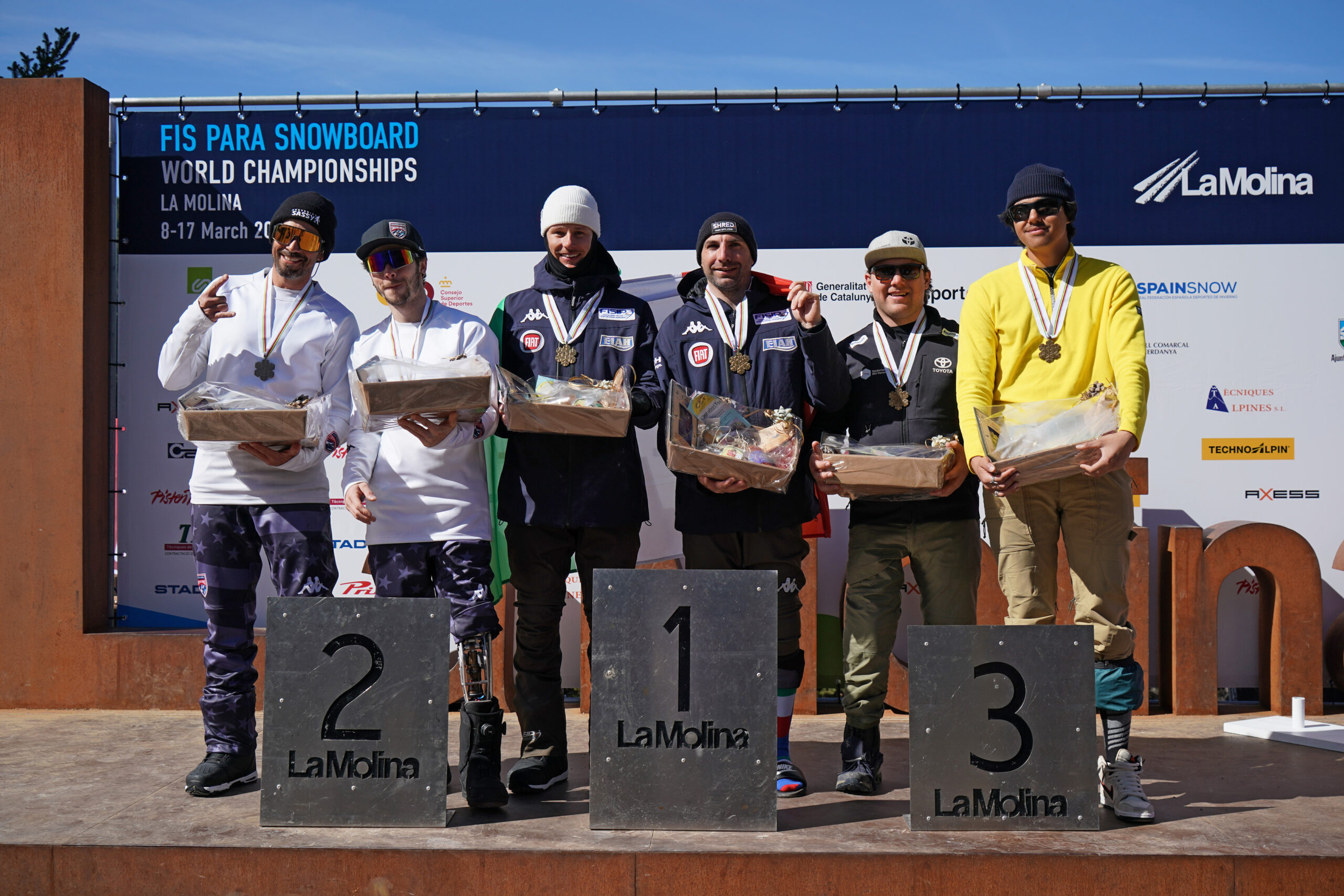 Il podio con Luchini e Perathoner al centro foto Oriol Moras scaled 1